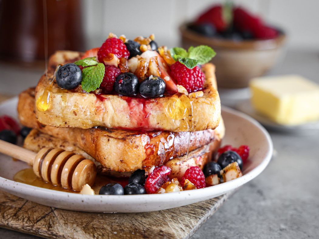 RECIPE_Summer-Berry-French-Toast-with-Honey-Macadamia-Praline